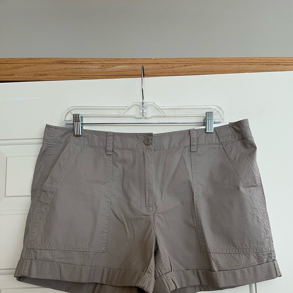 New women’s Loft Outlet tan cotton cuffed cargo shorts. Everyday casual. Size 12 - Picture 1 of 13